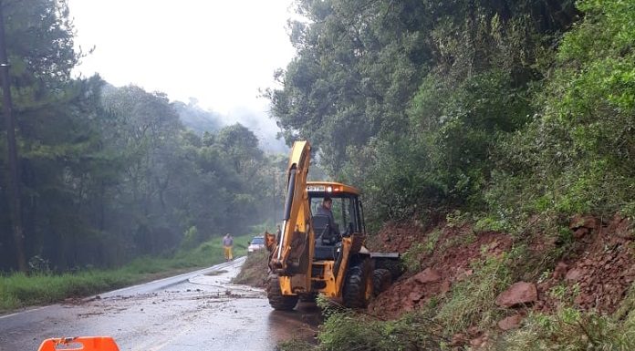 Queda de barreira por ação das chuvas no KM 82,1 da SC 355, entre Treze Tílias e Iomerê - Foto: PMRv/Divulgação/CSC