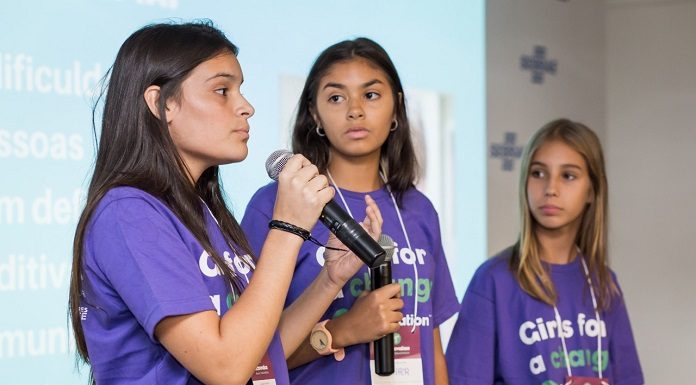 Milleny, Jennifer e Joanna, estudantes da Escola Municipal Herondina Medeiros Zeferino, pensaram em desenvolver uma ferramenta de inclusão - Foto: Degugas Fotografia/Divulgação/CSC