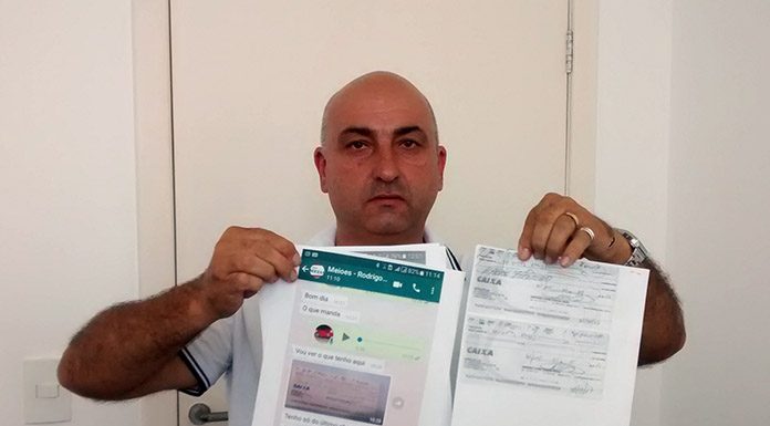 Vereador Velha mostra cópias de cheques que afirma serem pagamentos antecipados de despesas pessoais dos assessores, que ele cobrava de volta - Foto: Lucas Cervenka/CSC