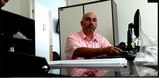 Em vídeo protocolado como indício, vereador Alexandre Rosa, o Velha (DEM), recebe dinheiro de dois assessores em seu gabinete - Foto: Reprodução/CSC