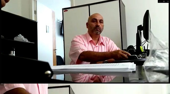Em vídeo protocolado como indício, vereador Alexandre Rosa, o Velha (DEM), recebe dinheiro de dois assessores em seu gabinete - Foto: Reprodução/CSC