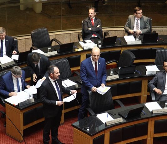 Alesc analisa projeto que proíbe o “efeito cascata” em aumento de salários pec prevê o fim do efeito cascata em salários de servidores estaduais - foto solon soares