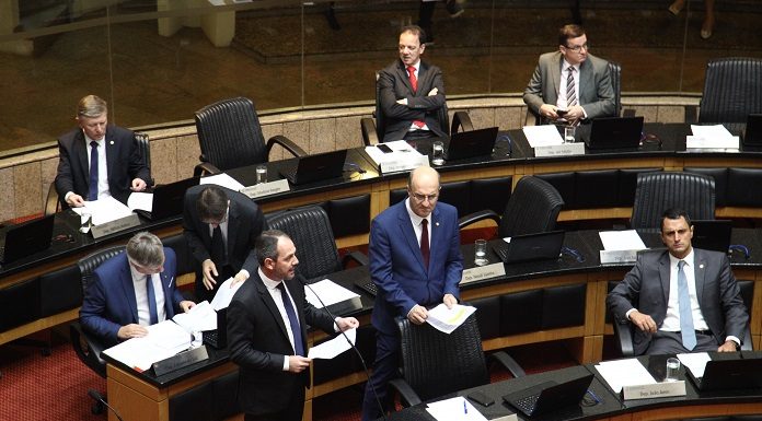 pec prevê o fim do efeito cascata em salários de servidores estaduais - foto solon soares