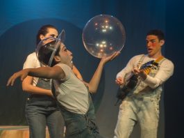 Companhia Fiandeiros de Teatro apresenta “Vento Forte para Água e Sabão” Espetaculo Vento Forte para Agua e Sabao - Foto Rogerio Alves