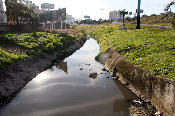 rio araujo poluido trecho campinas via expressa sao jose - foto lucas cervenka csc