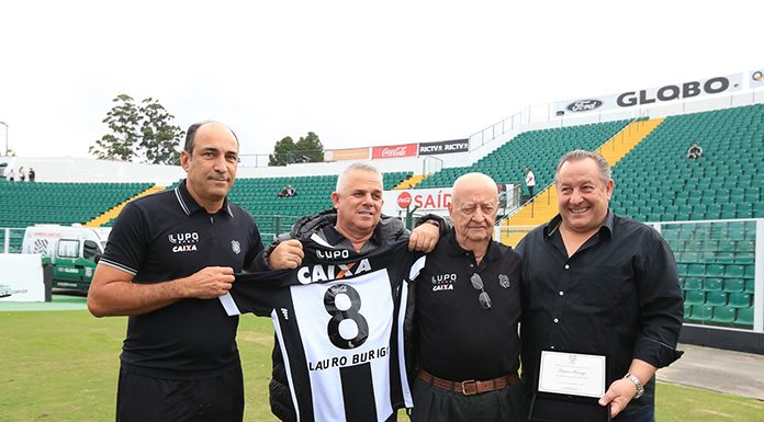 Lauro Búrigo recebendo homenagem