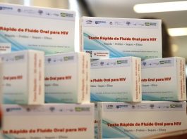 No mês de combate ao HIV, prefeitura de Florianópolis reforça a importância da testagem e tratamentos para a doença caixas empilhas do autoteste de hiv