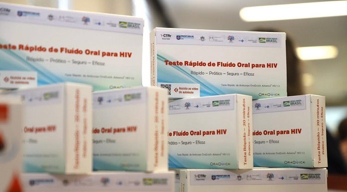 caixas empilhas do autoteste de hiv