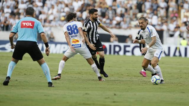 Disputa de bola dos jogadores de Avai e Ceará