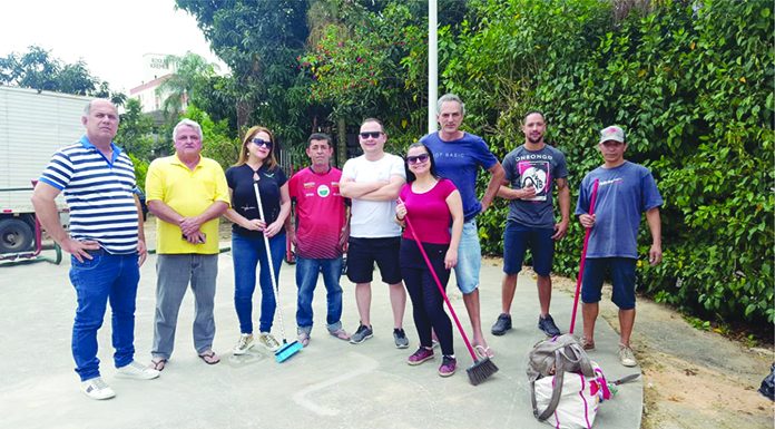 Moradores promovem mutirão de limpeza