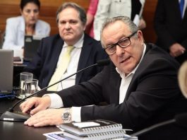 CPI da ponte Hercílio Luz ouve Wilfredo Brillinger e convoca Raimundo Colombo wilfredo fala ao microfone sentado em uma bancada com pessoas atrás