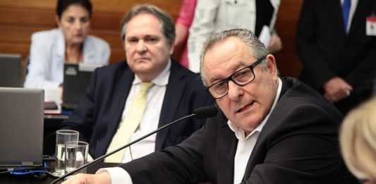 CPI da ponte Hercílio Luz ouve Wilfredo Brillinger e convoca Raimundo Colombo wilfredo fala ao microfone sentado em uma bancada com pessoas atrás