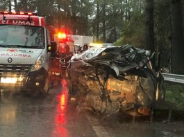 Duas meninas e duas mulheres morrem em acidente na BR 282 em Águas Mornas carro destruído no acostamento com ambulâncias ao lado