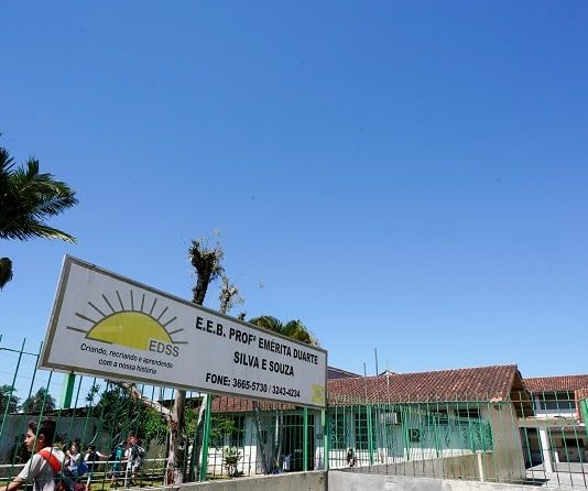 MEC anuncia encerramento das escolas cívico-militares e SC decide manter portão de entrada do colégio com placa com nome por extenso