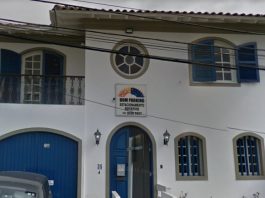 casa sede da empresa dom parking, com pequena placa indicativa