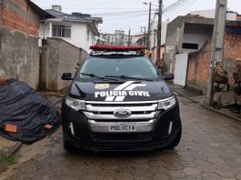 Mulher é encontrada morta em rua do bairro Serraria, em São José caminhonete ford edge da polícia parada em rua de favela com policias militares em volta