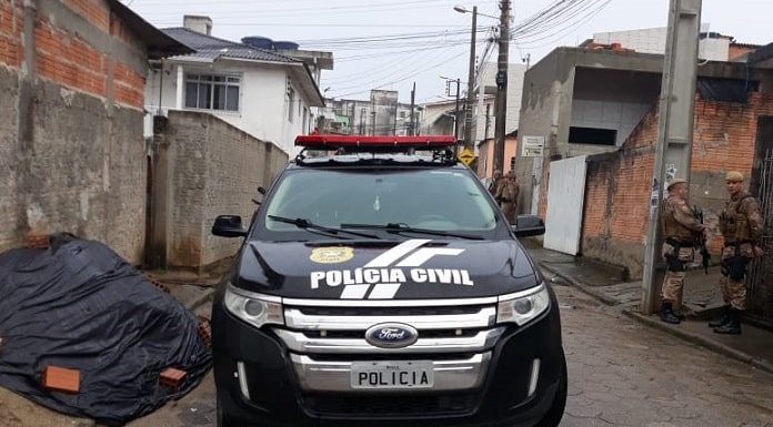 caminhonete ford edge da polícia parada em rua de favela com policias militares em volta