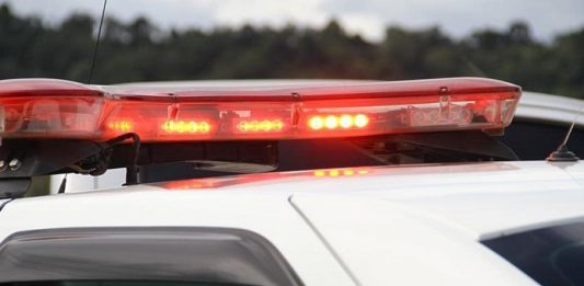 Homem é executado em rua de Barreiros, em São José close em giroflex no topo de uma viatura da pmsc - ocorrência crime homicídio morte