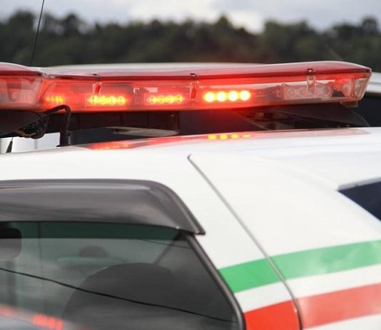 close em giroflex no topo de uma viatura da pmsc - ocorrência crime homicídio morte
