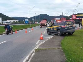 529 condutores multados por embriaguez ao volante no fim de semana caminhonete da prf ao lado de balão inflável na lei seca sobre canteiro ao lado de marginal onde há cones