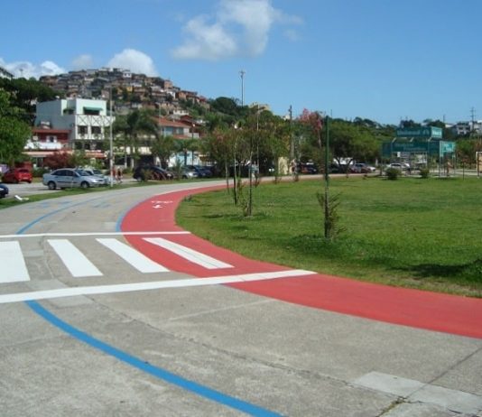 Festival da Primavera agita o Parque de Coqueiros no fim de semana pista de corrida sem ninguém no parque de coqueiros e construções ao fundo