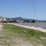 orla de barreiros, com pequena praia, mar sem onda e construção ao longo da orla