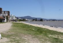 orla de barreiros, com pequena praia, mar sem onda e construção ao longo da orla