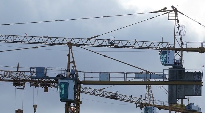 estrutura da torre da ponte vista de lado com as gruas em volta