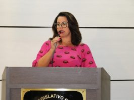 vereadora sandra martins fala no microfone da tribuna da câmara de sj