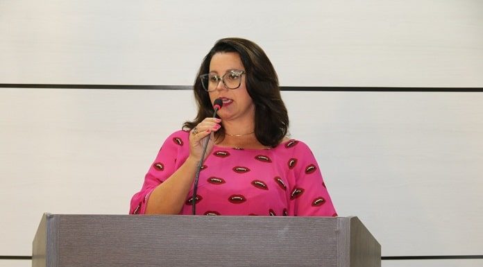 vereadora sandra martins fala no microfone da tribuna da câmara de sj