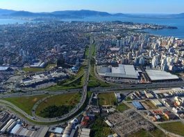 São José fica de novo em 1º lugar no saldo de geração de empregos em SC foto aérea sobre a br 101 mostrando as cidades de são josé e florianópolis mais ao fundo
