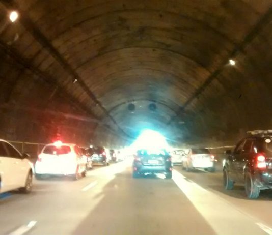 foto dentro do túnel com muitos carros no trânsito