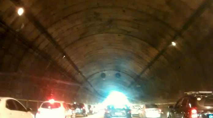 foto dentro do túnel com muitos carros no trânsito