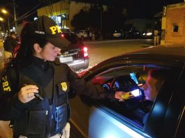 Em São José, 65 são flagrados dirigindo sob influência de álcool policial aplica teste de bafômetro passivo com luz verde em motorista dentro de carro na marginal da br