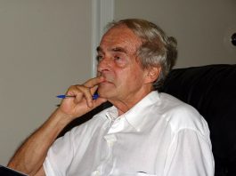 Belmiro Sauthier, fundador do Correio de Santa Catarina, falece aos 81 anos belmiro visto de lado com a mão no rosto segurando uma caneta e contemplativo
