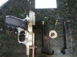 Polícia faz operação para prender 81 em SC por violência doméstica arma desmontada com dois pentes sobre uma mesa de mármore