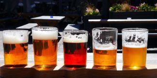quatro copos de cerveja com diferentes volumes e cores