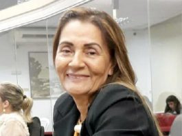 “O coração da cidade é o empresário”, diz a presidente do Avante-SJ bernadete olha sorridente para a foto sentada em uma mesa