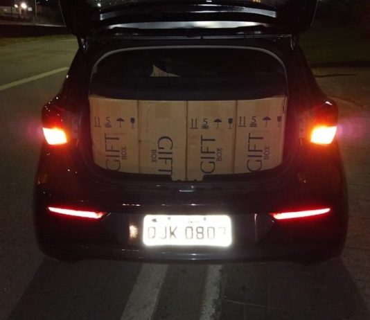 Na BR 101 em Biguaçu, 61 motoristas flagrados embriagados porta-malas de um nissan march aberto cheio de caixas com logo do cigarro gift