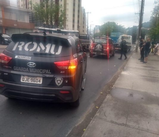 carro da guarda na av mauro ramos atrás do carro parado, guincho mais à frente e pessoas em volta