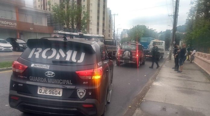 carro da guarda na av mauro ramos atrás do carro parado, guincho mais à frente e pessoas em volta