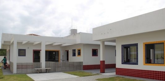 pátio de uma escola nova sem alunos