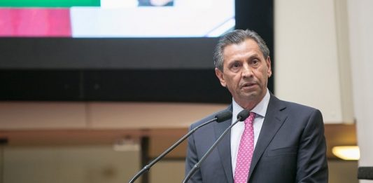 Presidente da Alesc, Julio Garcia sofre acidente de carro na BR 282 julio garcia de terno discursando na tribuna da alesc com telão ao fundo