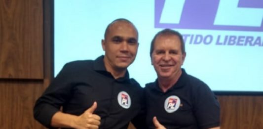 galeno e eskudlark posam fazendo positivo para foto com símbolo do pl atrás