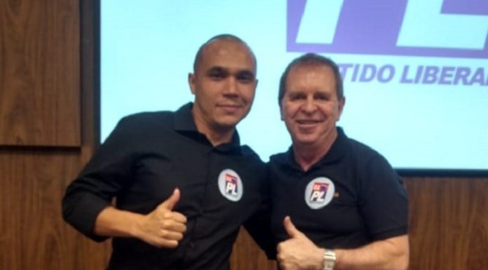 galeno e eskudlark posam fazendo positivo para foto com símbolo do pl atrás