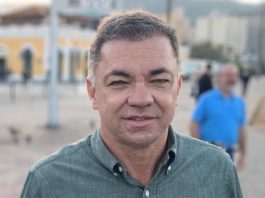 close em gean loureiro no centro de florianópolis olhando para a câmera