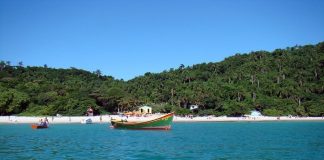barco ancorado em frente à praia da ilha do campeche, em foto tirada do mar