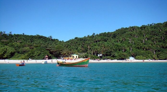 barco ancorado em frente à praia da ilha do campeche, em foto tirada do mar