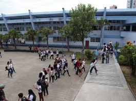 foto do prédio e do pátio do instituto estadual de educação com alunos em uma fila