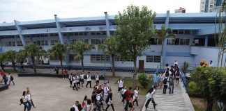 foto do prédio e do pátio do instituto estadual de educação com alunos em uma fila